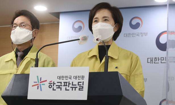 유은혜 사회부총리 겸 교육부 장관이 21일 오전 서울 종로구 정부서울청사 합동브리핑실에서 '전국 학교 학원 코로나19 방역대응 강화 조치' 발표를 하고 있다.