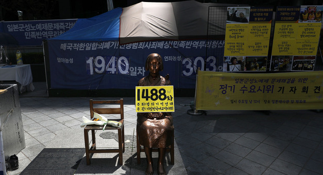 일본군 '위안부' 피해자들이 일본 정부를 상대로 낸 2차 손해배상 청구 소송에서 패소한 지난 21일 서울 종로구 일본대사관 앞에서 열린 제1488차 일본군성노예제 문제해결을 위한 정기 수요시위 기자회견에서 평화의 소녀상이 자리를 지키고 있다.