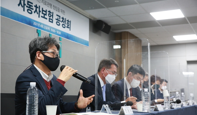 보험연구원 선임연구위원(왼쪽)이 22일 보험연구원 주최로 열린 '합리적인 치료관행 정립을 위한 자동차보험 공청회'에서 발언하고 있다. (사진=보험연구원 제공)