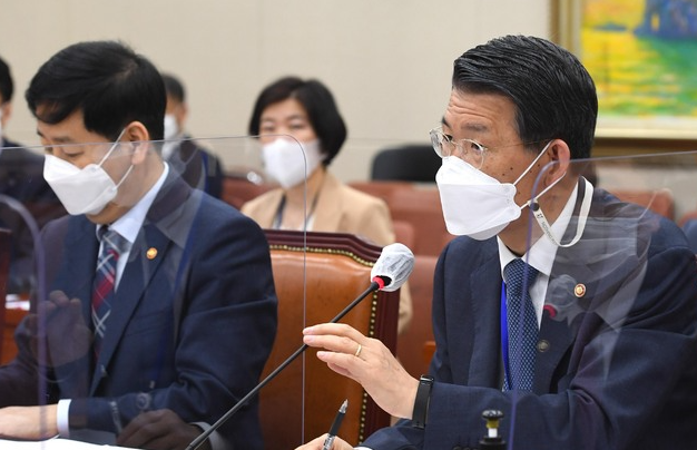 은성수 금융위원장이 22일 오전 서울 여의도 국회에서 열린 제386회국회(임시회) 제1차 정무위원회 전체회의에서 의원 질의에 답하고 있다. (공동취재사진)