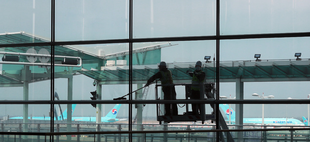 인천공항 환경미화원들이 지난달 25일 오전 인천공항 제2여객터미널에서 봄맞이 대청소를 하고 있다.