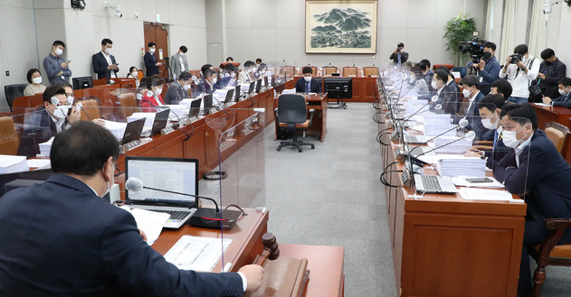 김태년 국회 운영위원장이 24일 서울 여의도 국회에서 열린 운영위 전체회의를 주재하고 있다. (공동취재사진)
