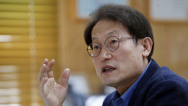 조희연 서울시교육감이 2일 오후 서울 종로구 서울시교육청에서 인터뷰하고 있다. 
