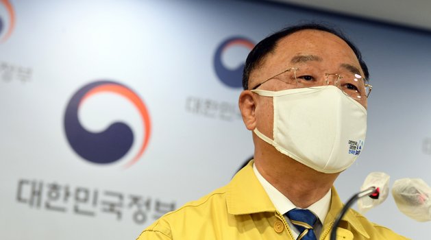 홍남기 국무총리 직무대행이 26일 오전 서울 종로구 정부서울청사 합동브리핑실에서 백신 수급 및 접종 관련 계획 대국민 담화를 발표하고 있다.
