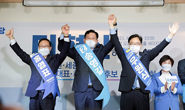 22일 오전 대전 서구 오페라웨딩홀에서 열린 더불어민주당 대표·최고위원 후보자 순회 합동연설회에서 당 대표 후보자들이 인사하고 있다. 왼쪽부터 홍영표, 송영길, 우원식 후보. (사진=홍영표 캠프 제공)