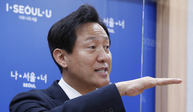 오세훈 서울시장이 27일 오후 서울시청 브리핑룸에서 광화문광장 조성 관련 입장을 발표하고 있다.
