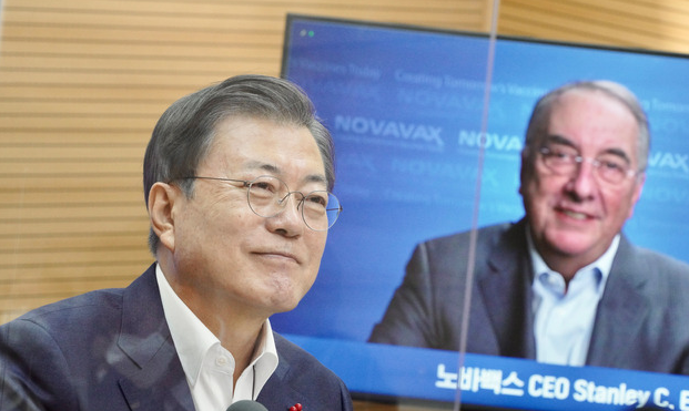 문재인 대통령이 지난 20일 오전 경북 안동시 SK바이오사이언스 공장에서 열린 '코로나19 백신 기업 영상 간담회'에 참석해 노바백스사의 스탠리 에르크 대표이사와 영상 통화를 하고 있다.