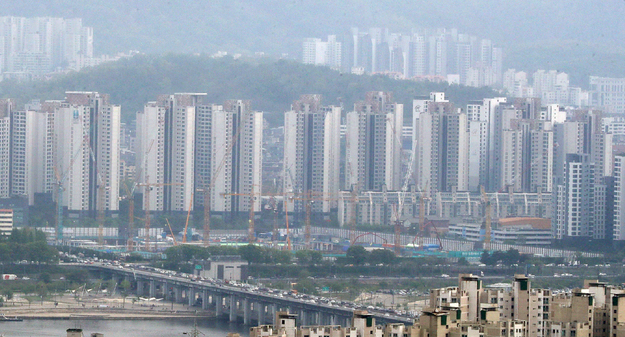 서울 용산구 남산에서 바라본 강남지역 아파트 모습