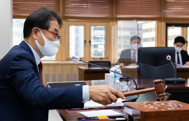 윤종인 개인정보보호위원회 위원장이 28일 오전 서울 종로구 정부서울청사 4층 대회의실에서 개최된 개인정보보호위원회 제7회 전체회의 개의를 선언하고 있다.