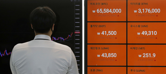국내 비트코인 거래가격이 6500만원대로 회복한 28일 오전 서울 강남구 암호화폐 거래소 빗썸 강남 고객센터 전광판에 비트코인 등 암호화폐 시세가 표시돼 있다.