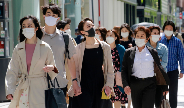 일본 수도 도쿄의 번화가 긴자에서 지난 26일 코로나19 예방을 위해 마스크를 착용한 시민들이 걸어가고 있다.