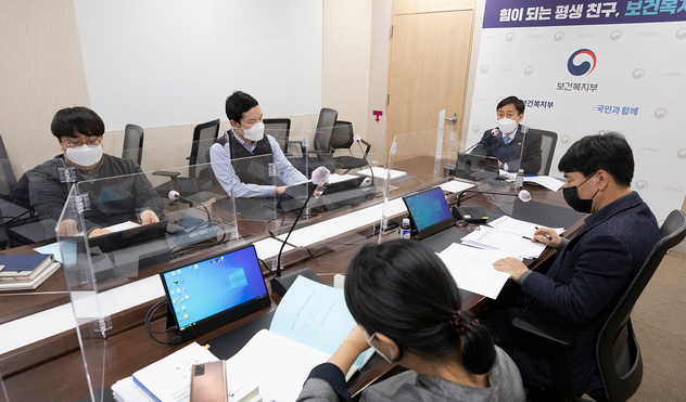 양성일 보건복지부 1차관이 지난 2월 9일 오후 개최된 '2021년 제1차 장기요양위원회 회의'에 참석해 위원들과 의견을 나누고 있다. (사진=보건복지부 제공)