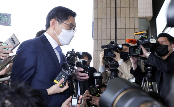박상기 검찰총장 후보 추천위원회 위원장이 29일 오전 경기 과천시 정부과천청사 법무부에서 열린 검찰총장 후보 추천위원회에 참석하며 취재진 질문을 듣고 있다.