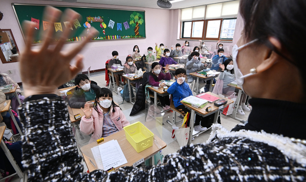 전국 유치원과 초·중·고교의 새 학년 등교가 시작된 2일 오전 경기도 수원시 팔달초등학교에서 학생들이 선생님과 반갑게 인사하고 있다.