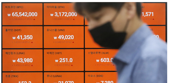 국내 비트코인 거래가격이 6500만원대로 회복한 28일 오전 서울 강남구 암호화폐 거래소 빗썸 강남 고객센터 전광판에 비트코인 등 암호화폐 시세가 표시돼 있다.