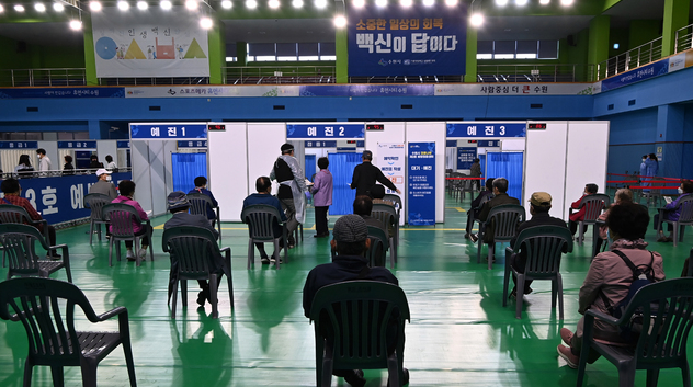 지난달 29일 오전 경기도 수원시 장안구 국민체육센터에 마련된 수원시 코로나19 제3호 예방접종센터에서 어르신들이 접종 순서를 기다리고 있다.
