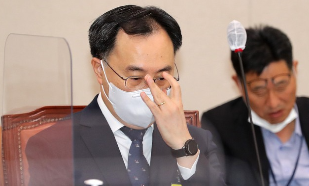 문승욱 산업통상자원부 장관 후보자가 4일 오전 서울 여의도 국회에서 열린 산업통상자원중소벤처기업위원회 인사청문회에서 안경을 고쳐쓰고 있다.