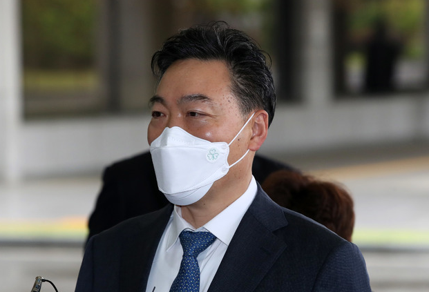 김오수 검찰총장 후보자가 4일 오전 서울 서초구 서울고등검찰청으로 출근하며 취재진 질문에 답변하고 있다. 