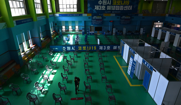 3일 오후 경기도 수원시 장안구 국민체육센터에 마련된 코로나19 예방접종센터가 코로나19 백신 공급 부족으로 임시 중단되어 있다. 