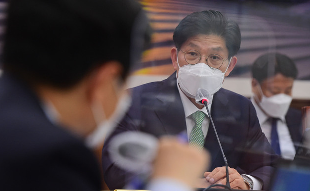 노형욱 국토교통부 장관 후보자가 4일 국회 국토교통위원회에서 열린 인사청문회에서 의원들의 질의에 답하고 있다.