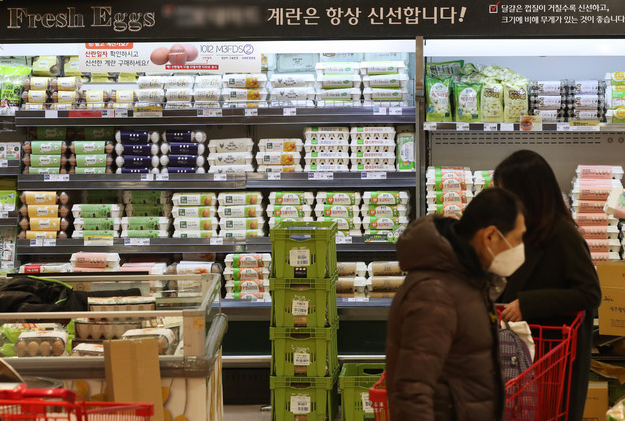 서울의 한 대형 마트에서 시민들이 장을 보고 있다.
