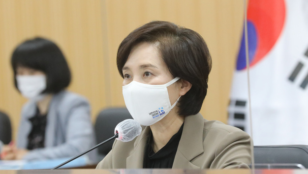 유은혜 부총리 겸 교육부 장관이 지난 4월 14일 오후 정부세종청사에서 열린 사회관계장관회의를 주재하며 모두발언을 하고 있다.