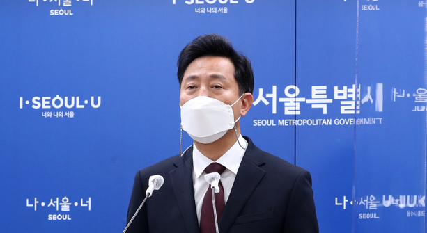 오세훈 서울시장이 4일 오전 서울시청 브리핑룸에서 유치원 무상 급식 등 국무회의 관련 브리핑을 하고 있다. 