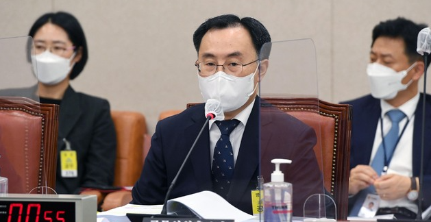 문승욱 산업통상자원부 장관 후보자가 4일 서울 여의도 국회 산업통상자원중소벤처기업위원회에서 열린 인사청문회에서 의원들의 질의에 답하고 있다.