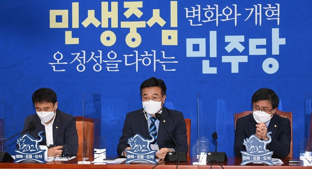 윤호중(가운데) 더불어민주당 원내대표가 6일 오전 서울 여의도 국회에서 열린 정책조정회의에서 발언을 하고 있다. 