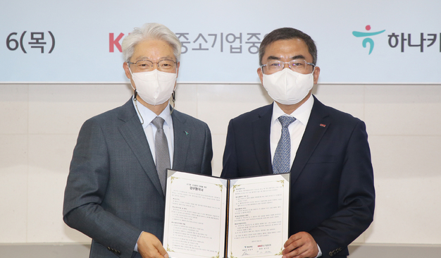 권길주 하나카드 대표이사 사장(왼쪽)이 6일 서울시 여의도 중소기업중앙회에서 진행된 '소기업·소상공인 금융지원을 위한 업무 협약식'에서 서승원 중기중앙회 상근부회장과 기념촬영을 하고 있다. (사진=하나카드 제공)
