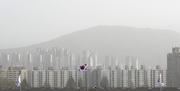 황사의 영향으로 수도권 등에 미세먼지가 나쁨 상태를 보이고 있는 지난달 16일 오후 서울 송파구 잠실야구장에서 바라본 서울 도심이 뿌옇다.