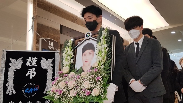 서울 한강공원 근처에서 실종됐다가 끝내 시신으로 발견된 의대생 A(22)씨 발인식이 지난 5일 오전 8시 서울성모병원에서 열렸다. 
