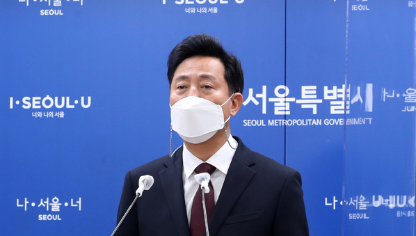 오세훈 서울시장이 4일 오전 서울시청 브리핑룸에서 유치원 무상 급식 등 국무회의 관련 브리핑을 하고 있다.