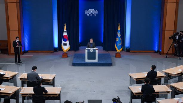 문재인 대통령이 10일 오전 청와대 춘추관 대브리핑룸에서 취임4주년 특별연설을 마친 후 취재진의 질문에 답변하고 있다.