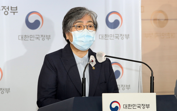 정은경 질병관리청장이 지난 3일 오후 서울 종로구 정부서울청사 브리핑룸에서 코로나19 대응 특별방역점검회의 관련 브리핑을 하고 있다.