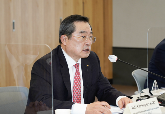 구자열 한국무역협회 회장이 25일 서울 강남구 트레이드타워에서 열린 '한국-아랍소사이어티(KAS: Korea-Arab Society) 제17회 이사회'에서 인사말을 하고 있다. 구 회장은 이날 한국-아랍소사이어티 신임 이사장으로 선임됐다.(사진=한국무역협회 제공)