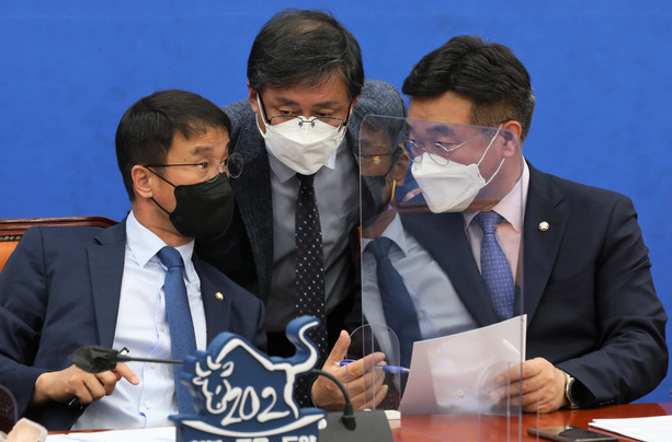 윤호중(오른쪽) 더불어민주당 원내대표가 11일 오전 서울 여의도 국회에서 열린 원내대책회의에서 김성환(가운데) 원내수석부대표, 한병도 원내수석부대표와 대화를 나누고 있다. (공동취재사진)
