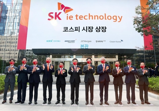 한국거래소는 11일 오전 서울 여의도 한국거래소에서 2차전지 분리막 제조회사인 SK아이이테크놀로지의 유가증권시장 신규상장기념식을 개최했다. 왼쪽부터 송영훈 한국거래소 유가증권시장본부장보, 안상환 한국IR협의회 회장, 이천기 크레디트스위스증권 한국총괄대표, 박태진 JP모건증권 서울대표, 임재준 한국거래소 유가증권시장본부장, 손병두 한국거래소 이사장, 노재석 SK아이이테크놀로지 대표이사, 김준 SK이노베이션 대표이사, 최현만 미래에셋증권 수석부회장, 정일문 한국투자증권 대표이사, 이기헌 상장회사협의회 부회장이 기념촬영을 하고 있다. (사진=한국거래소 제공)