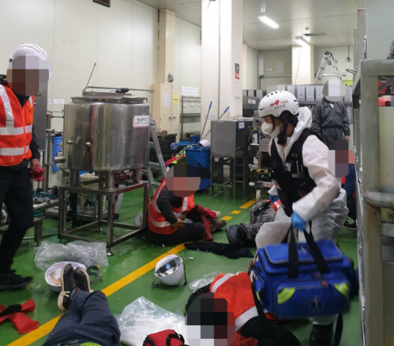 11일 오전 8시 44분께 충남 천안시 서북구 성거읍 천흥리 해태제과 천안공장에서 근로자 4명이 2층 높이에서 떨어져 구급대원들이 구급활동을 펼치고 있다. 2021.05.11. (사진=천안서북소방서 제공)