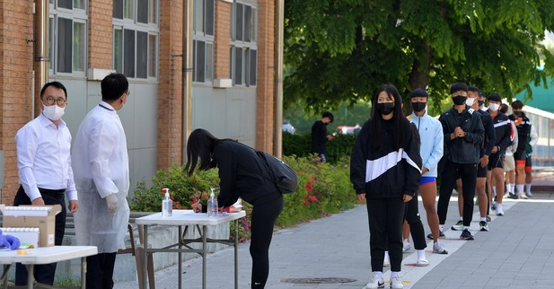 3일 서울 송파구 서울체육중고등학교에 설치된 코로나19 이동식 PCR 검사소에서 학생 및 교직원들이 검사를 받기 위해 줄을 서 있다.