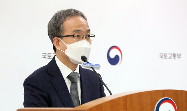 김수상 국토교통부 주택토지실장이 6일 오후 정부세종청사에서 원희룡 제주지사와 조은희 서울 서초구청장이 지난 5일 주장한 공시지가 산정의 불공정에 대한 해명 브리핑을 갖고 있다.