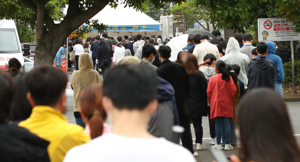 제주 지역 코로나19 하루 확진자가 20명대에 이르는 등 확산세가 이어지는 지난 11일 오전 제주시보건소가 코로나19 검사를 받으려는 시민들의 발걸음으로 분주하다. 제주도 방역당국은 이날 확진자는 24명으로 올해 들어 가장 많은 숫자를 기록했다고 발표했다.