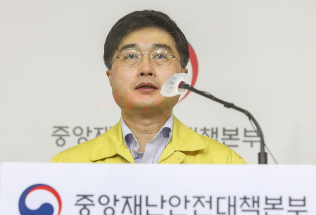 윤태호 보건복지부 중앙사고수습본부(중수본) 방역총괄반장이 지난 5일 오전 정부세종청사에서 코로나19 정례 브리핑을 하고 있다. (사진=보건복지부 제공)