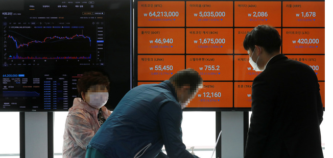 대표적인 암호화폐 비트코인이 급락한 13일 오전 서울 강남구 암호화폐 거래소 빗썸 강남고객센터 전광판에 비트코인과 알트코인(비트코인을 제외한 다른 암호화폐) 시세가 표시되고 있다. 일론 머스크 테슬라 최고경영자(CEO)는 12일(현지시간) 비트코인을 통한 자사 차량 구매를 앞으로 허용하지 않겠다고 밝혔다. 