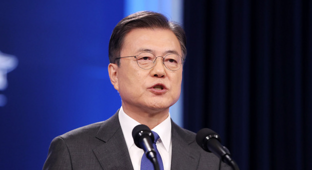 문재인 대통령이 지난 10일 오전 청와대 춘추관 대브리핑룸에서 취임4주년 특별연설을 하고 있다.