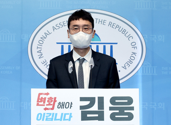 국민의힘 김웅 의원이 13일 서울 여의도 국회 소통관에서 당 대표 경선 출마 선언 기자회견을 하고 있다.