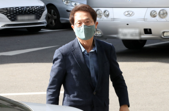 조희연 서울시 교육감이 11일 오전 서울 종로구 서울특별시교육청으로 출근하고 있다. 고위공직자범죄수사처는 조희연 서울시 교육감의 해직교사 특별채용 의혹을 첫 사건으로 정했다.