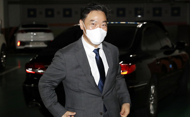 김오수 검찰총장 후보자가 13일 오전 서울 서초구 서울고등검찰청에 마련된 인사청문회 준비 사무실로 출근하고 있다.