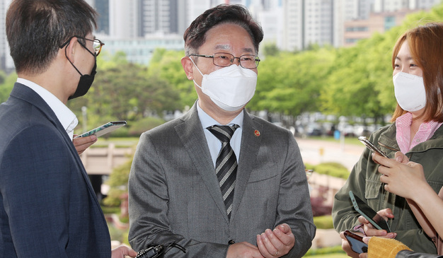 박범계 법무부 장관이 지난 12일 오전 경기 과천 법무부 청사로 출근하고 있다. (공동취재사진)