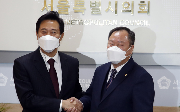 오세훈 서울시장이 지난 4월 8일 오전 서울시의회를 방문해 김인호 서울시의회 의장(오른쪽)을 만나고 있다.